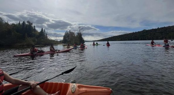 Jeunes ados sur le Lac Stukely en kayak